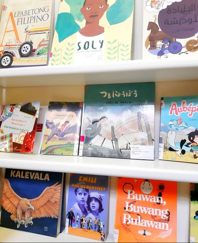 Filipino books in a library in Bologna helps teach expat kids Filipino abroad.