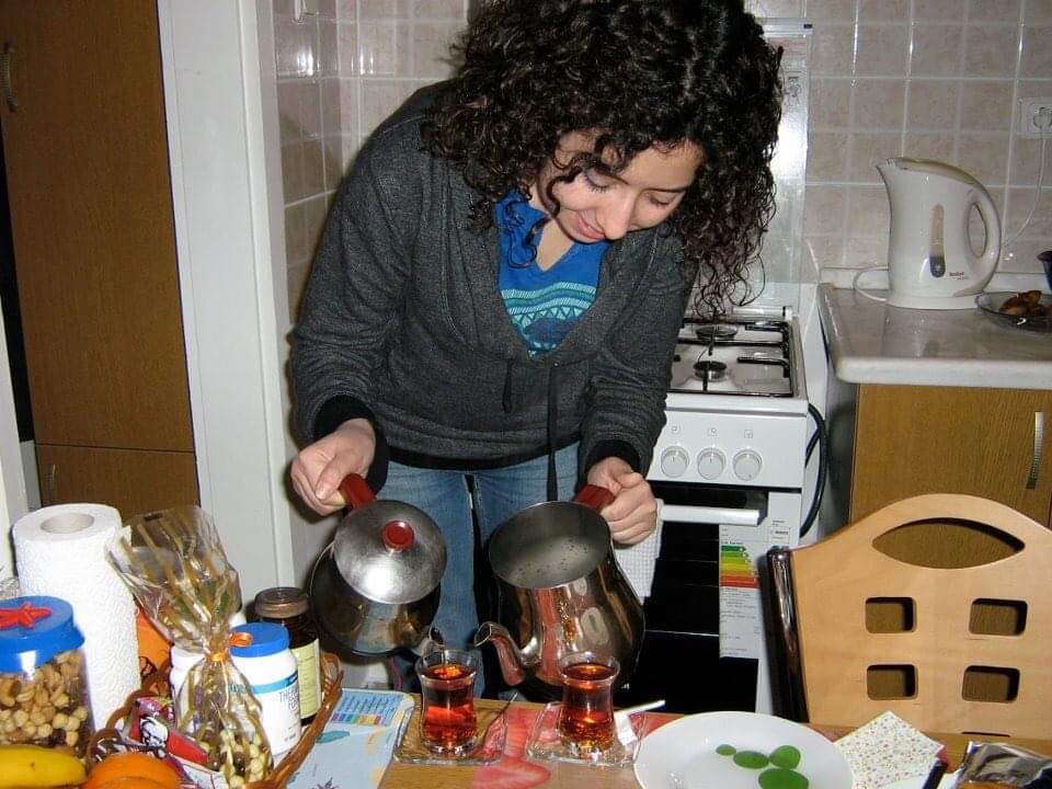 Sare making Turkish tea