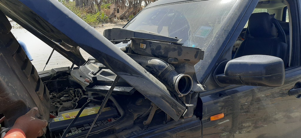 Repairing the Land Rover in the middle of North Horr