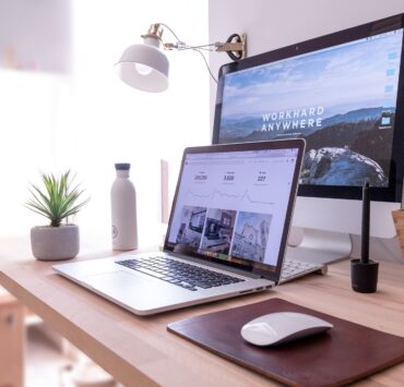 photo 1499951360447 b19be8fe80f5